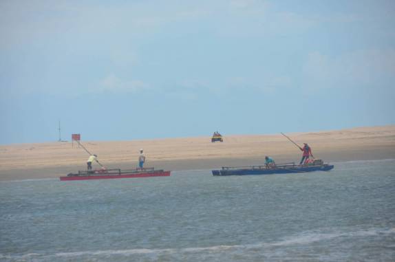 Balsas para atravessar o rio Guriú - CE